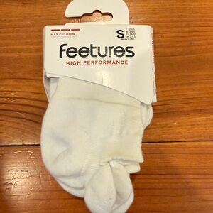 Feetures High Performance White Socks